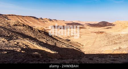 Panorama del Ramon Karnei e del Monte Arod sull'estremità occidentale del Ramon Makhtesh dal punto di vista di Arod che mostra l'inizio del torrente Ramon Foto Stock