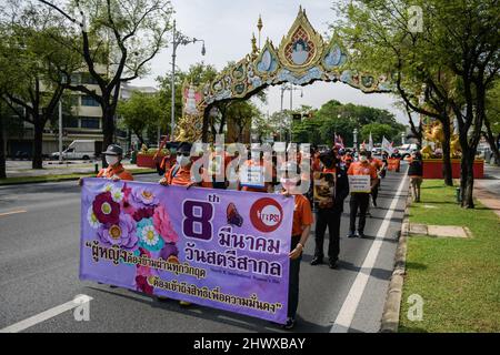 Thailandia. 8th Mar 2022. I membri dei gruppi per i diritti del lavoro thailandesi e i sindacati delle imprese statali si riuniscono per marzo per i diritti del lavoro in occasione della Giornata internazionale della donna. (Credit Image: © Vichan Poti/Pacific Press via ZUMA Press Wire) Foto Stock