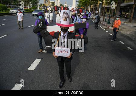 Thailandia. 8th Mar 2022. I membri dei gruppi per i diritti del lavoro thailandesi e i sindacati delle imprese statali si riuniscono per marzo per i diritti del lavoro in occasione della Giornata internazionale della donna. (Credit Image: © Vichan Poti/Pacific Press via ZUMA Press Wire) Foto Stock