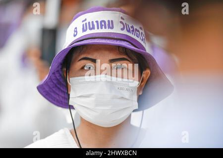 Thailandia. 8th Mar 2022. I membri dei gruppi per i diritti del lavoro thailandesi e i sindacati delle imprese statali si riuniscono per marzo per i diritti del lavoro in occasione della Giornata internazionale della donna. (Credit Image: © Vichan Poti/Pacific Press via ZUMA Press Wire) Foto Stock