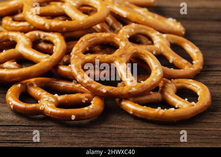 Pretzel su sfondo di legno da vicino. Pretzel piatto, vista dall'alto Foto Stock