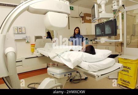 Pasto al bario, procedura in cui vengono eseguite radiografie dell'esofago, dello stomaco e del duodeno dopo l'ingestione del solfato di bario da parte di un paziente. Bario m Foto Stock