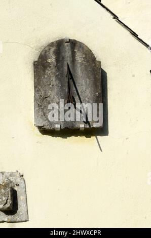 Antica meridiana antica sul muro della storica chiesa di St Cadogs Llancarfan Barry vale di Glamorgan Galles Cymru UK Foto Stock