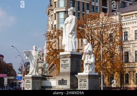 Monumento alla Grande Principessa Olga, con statue dell'apostolo Andrea, San Cirillo e San Mephodius, Piazza San Michele, Uppertown, Kyiv, Ucraina Foto Stock