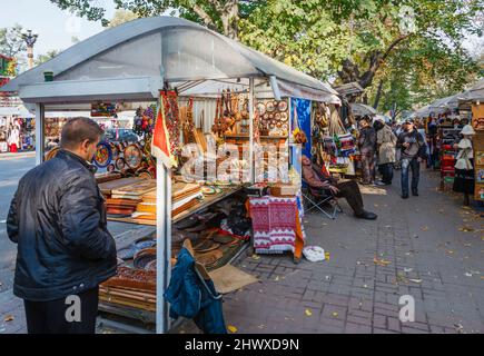 Stalla stradale che vende souvenir turistici artigianali locali sulla discesa di Andriyivskyi sopra Podil, a Kiev (Kiev), capitale dell'Ucraina Foto Stock