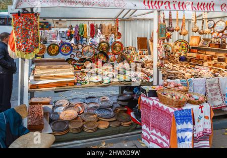 Stalla stradale che vende souvenir turistici artigianali locali sulla discesa di Andriyivskyi sopra Podil, a Kiev (Kiev), capitale dell'Ucraina Foto Stock