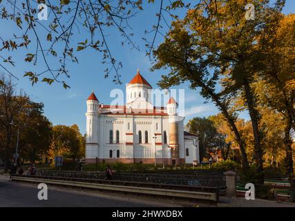 L'esterno dell'antica cattedrale neoclassica restaurata del Theotokos a Vilnius, la principale chiesa ortodossa in Lituania, in una soleggiata giornata autunnale Foto Stock