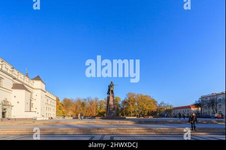 Statua del fondatore di stato, cavaliere medievale guerriero Granduca Gediminas, Piazza della Cattedrale, Città Vecchia, Vilnius, capitale della Lituania, Europa orientale Foto Stock