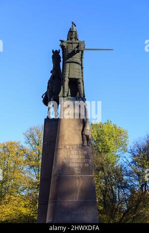 Statua del fondatore di stato, cavaliere medievale guerriero Granduca Gediminas, Piazza della Cattedrale, Città Vecchia, Vilnius, capitale della Lituania, Europa orientale Foto Stock