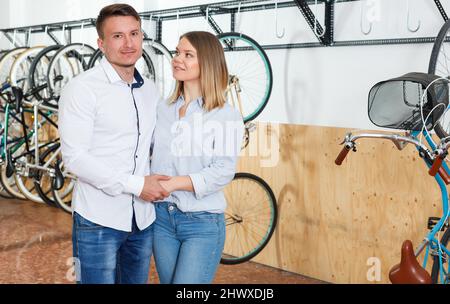 L'uomo con la donna è soddisfatto Foto Stock