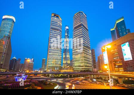 Vista notturna di Lujiazui distretto a Shanghai, Cina Foto Stock
