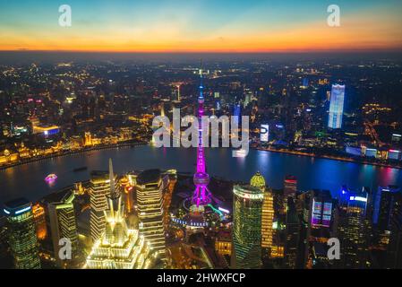 Vista notturna del quartiere Lujiazui della città di Shanghai in cina Foto Stock