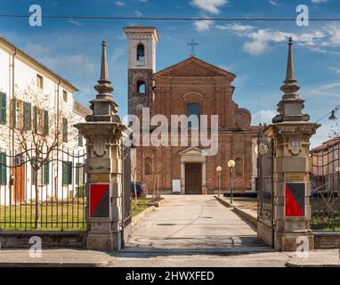 Fossano, Cuneo, Italia - 07 marzo 2022: L'antica chiesa di San Giovanni in via Garibaldi, oggi sede polivalente nel borgo Vecchio Foto Stock