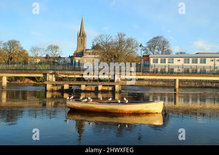 Sligo, Irlanda in primavera con piccolo battello a remi in acque fisse del fiume Garavogue Foto Stock