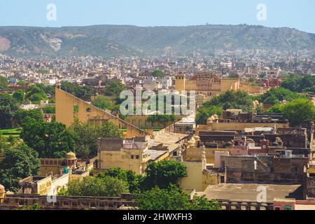 Vista di jaipur dalla torre di vittoria di Isarlat, aka Torre Swargasuli, in rajasthan, india Foto Stock