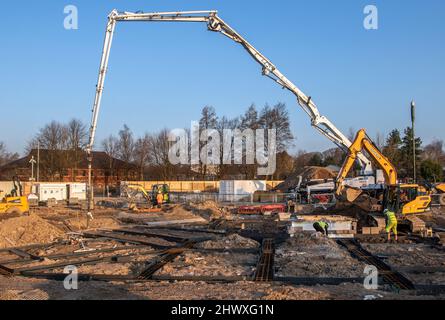 Appaltatori di lavori di base a Preston, Lancashire. Meteo Regno Unito Marzo 2022. A temperature di 2,5 gradi Celsius, inizia il lavoro di fondazione sul sito Morar Car Home. Le temperature sono impostate per salire quando Technic concrete Pumping, una macchina idraulica £500.000, trasporta calcestruzzo bagnato da 15 betoniere che si prevede arriveranno al sito Preston Docks sulla navigazione. Il sito già impilato ora avrà 175 metri cubi di cemento come base per la struttura a due piani. Credit; MediaWorldImages/AlamyLiveNews Foto Stock