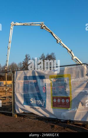 Appaltatori di lavori di base a Preston, Lancashire. Meteo Regno Unito Marzo 2022. A temperature di 2,5 gradi Celsius, inizia il lavoro di fondazione sul sito Morar Car Home. Le temperature sono impostate per salire quando Technic concrete Pumping, una macchina idraulica £500.000, trasporta calcestruzzo bagnato da 15 betoniere che si prevede arriveranno al sito Preston Docks sulla navigazione. Il sito già impilato ora avrà 175 metri cubi di cemento come base per la struttura a due piani. Credit; MediaWorldImages/AlamyLiveNews Foto Stock