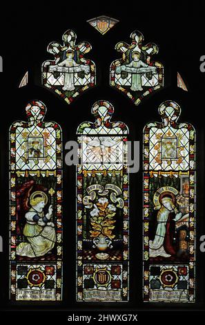 Una vetrata dei Kempe Studios, raffigurante l'Annunciazione, la chiesa di San Bartolomeo, molto Marcle, Herefordshire Foto Stock