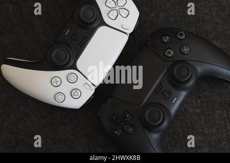 LONDRA - 14 FEBBRAIO 2022: Controller PS5 per videogiochi PlayStation 5 su sfondo scuro Foto Stock