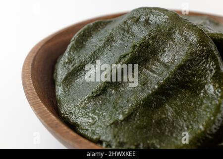mugwort mochi su sfondo bianco Foto Stock