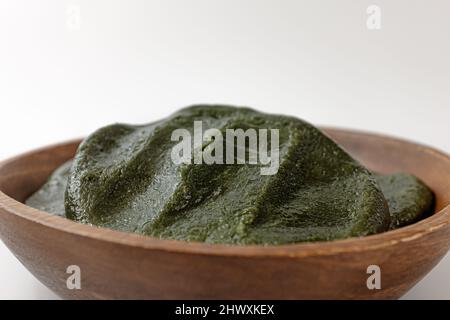 mugwort mochi su sfondo bianco Foto Stock