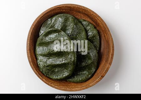 mugwort mochi su sfondo bianco Foto Stock