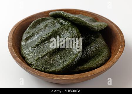 mugwort mochi su sfondo bianco Foto Stock