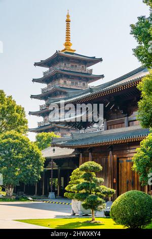 Vista dettagliata dell'antica architettura cinese in legno presso un tempio di Shanghai, Cina. Foto Stock