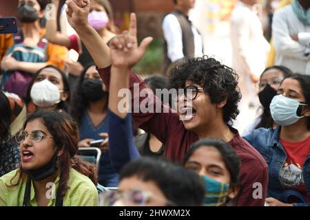 New Delhi, India. 08th Mar 2022. Le donne durante il raduno chiedono parità di genere, migliori condizioni di lavoro e la fine della violenza contro le donne a Nuova Delhi. (Foto di Sondeep Shankar/Pacific Press) Credit: Pacific Press Media Production Corp./Alamy Live News Foto Stock