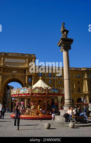 I turisti si godono una giornata di sole in Piazza della Repubblica a Firenze Foto Stock