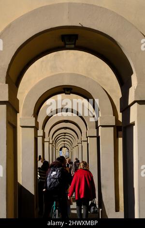 Veduta del Corridoio Vasariano vicino a Ponte Vecchio a Firenze Foto Stock