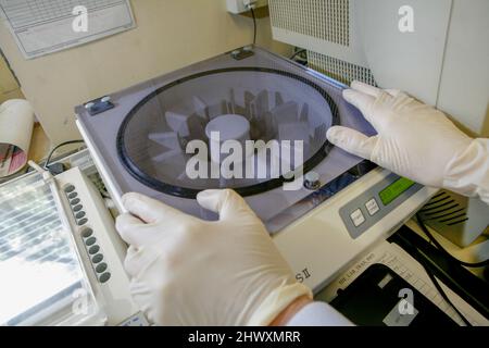 Centrifuga utilizzata per separare i campioni di sangue. Durante la centrifugazione, la centrifuga è in grado di separare i gruppi di particelle in base alla loro densità. Foto Stock