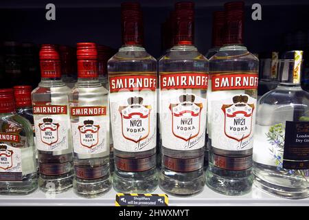 Bottiglie di vodka russa in vendita sugli scaffali dei supermercati presso il supermercato Co Op 7 marzo 2022 Gran Bretagna KATHY DEWITT Foto Stock