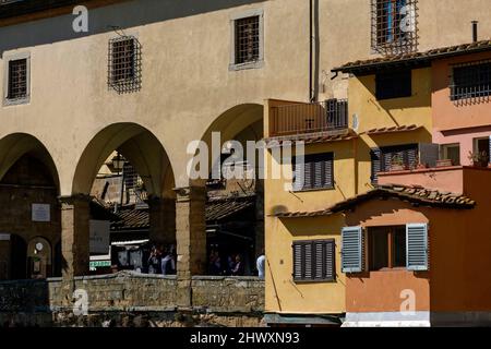 Primo piano degli appartamenti sul Ponte Vecchio di Firenze Foto Stock