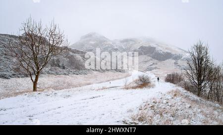 Edimburgo, Scozia, Regno Unito - Arthur's Seat e Salisbury Crags nella neve d'inverno Foto Stock
