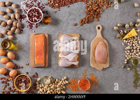 Un assortimento di fonti alimentari sane di proteine e vitamine. Carne, uova, legumi, cereali, verdure, ortaggi, frutta e noci Foto Stock