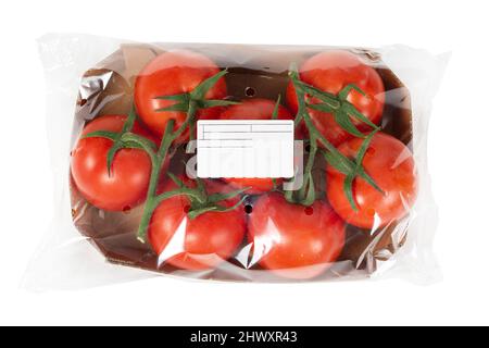 Pomodori appena raccolti confezionati ed etichettati su fondo bianco isolato Foto Stock
