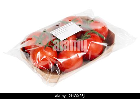 Pomodori appena raccolti confezionati ed etichettati su fondo bianco isolato Foto Stock