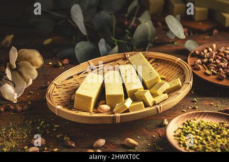 Cioccolato bianco crudo fatto in casa con pistacchio, natura morta Foto Stock