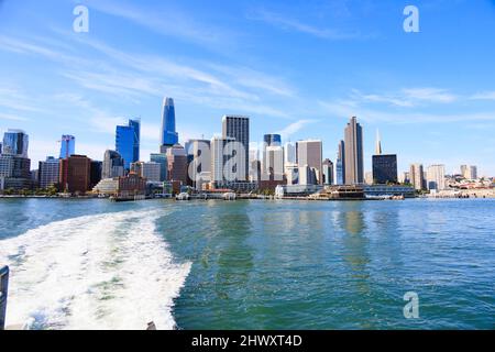 Lasciando lo skyline di San Francisco dal traghetto. San Francisco, California, Stati Uniti Foto Stock