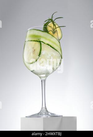 GIN E TONICO con ROSMARINO DI CETRIOLO è un cocktail di gin leggermente zuccherato ripieno di cetrioli freschi e sentori di rosmarino. Foto Stock