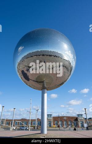 Un gigantesco mirrorball lucido sotto un cielo azzurro, sul lungomare di Blackpool, Lancashire, Regno Unito Foto Stock