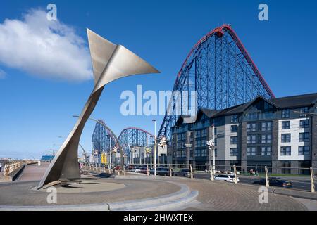 Il Boulevarde Hotel di Blackpool si trova direttamente di fronte alla famosa Big One Rollercoaster sulla Promenade di Blackpool, nel Lancashire, Regno Unito Foto Stock