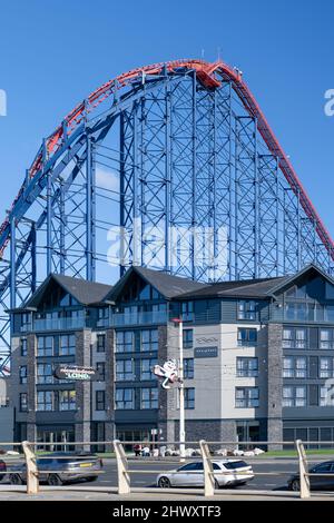 Il Boulevarde Hotel di Blackpool si trova direttamente di fronte alla famosa Big One Rollercoaster sulla Promenade di Blackpool, nel Lancashire, Regno Unito Foto Stock