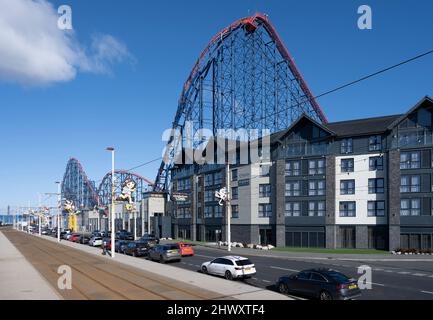 Il Boulevarde Hotel di Blackpool si trova direttamente di fronte alla famosa Big One Rollercoaster sulla Promenade di Blackpool, nel Lancashire, Regno Unito Foto Stock