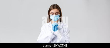 Covid-19, prevenzione di virus, salute, operatori sanitari e concetto di quarantena. Medico speranzoso in scrub e maschera medica, protettivo personale Foto Stock