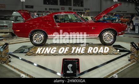 DETROIT, MI/USA - 4 marzo 2022: Un restauro Ford Mustang Shelby Cobra GT500KR (King of the Road) del 1968, in mostra all'Autorama di Detroit. Foto Stock