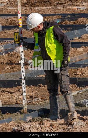 Inizia il lavoro della Fondazione sul sito Morar Car Home. Le temperature sono impostate per salire quando Technic concrete Pumping, una macchina idraulica £500.000, trasporta calcestruzzo bagnato da 15 betoniere che si prevede arriveranno al sito Preston Docks sulla navigazione. Il sito già impilato ora avrà 175 metri cubi di cemento come base per la struttura a due piani. Foto Stock