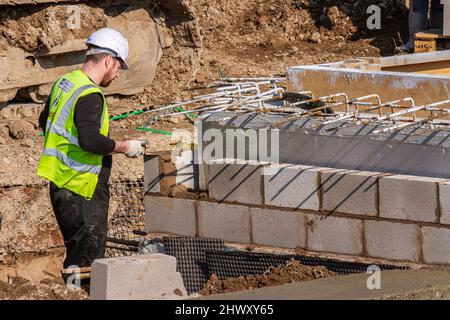 Inizia il lavoro degli appaltatori e delle fondazioni sul sito Morar Car Home. Le temperature sono impostate per salire quando Technic concrete Pumping, una macchina idraulica £500.000, trasporta calcestruzzo bagnato da 15 betoniere che si prevede arriveranno al sito Preston Docks sulla navigazione. Il sito di sviluppo già accumulato ora avrà 175 metri cubi di cemento come base per la struttura a due piani. Foto Stock