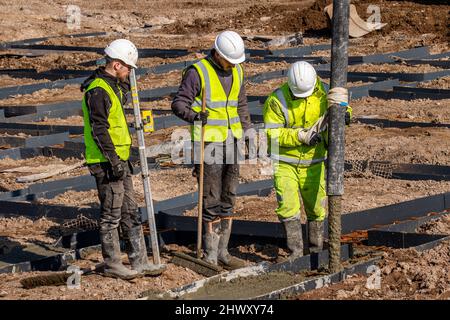 Inizia il lavoro degli appaltatori e delle fondazioni sul sito Morar Car Home. Le temperature sono impostate per salire quando Technic concrete Pumping, una macchina idraulica £500.000, trasporta calcestruzzo bagnato da 15 betoniere che si prevede arriveranno al sito Preston Docks sulla navigazione. Il sito di sviluppo già accumulato ora avrà 175 metri cubi di cemento come base per la struttura a due piani. Foto Stock